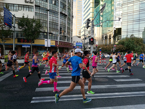 健康与时尚，福卡智库健儿参加2019上海国际马拉松赛3.jpg